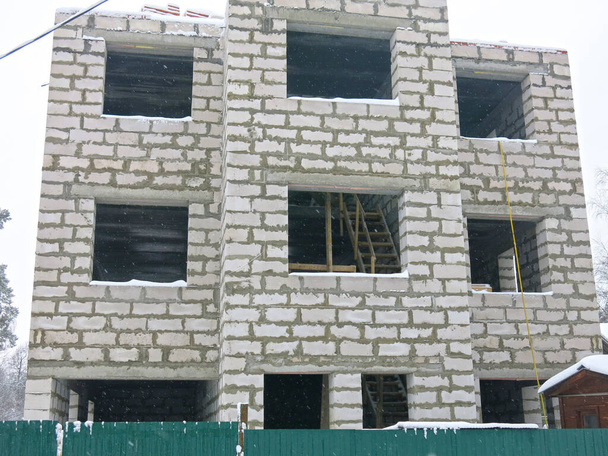 maison de trois étages en blocs de béton blanc en construction - Photo, image