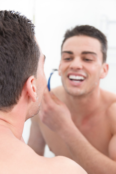 gülümseyen adam gün için hazır Başlarken bir banyoda tıraş - Fotoğraf, Görsel