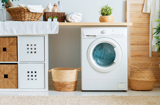 自宅に洗濯機付きの本物の洗濯室のインテリア - 写真・画像