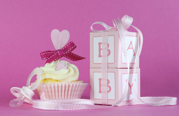 ピンクのテーマ赤ちゃんの女の子のケーキ、ギフト ボックスに賛成 - 写真・画像