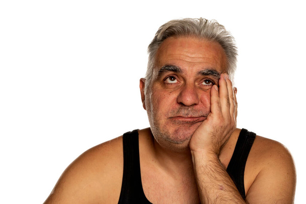 aburrido hombre de mediana edad sin afeitar con pelo gris corto - Foto, Imagen