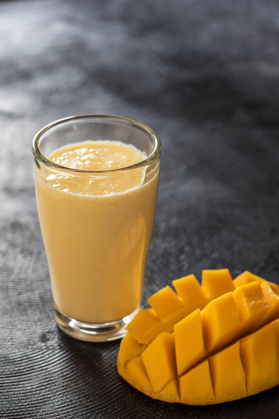 Indiase traditionele gefermenteerde melk drank lassi met mango in glas  - Foto, afbeelding