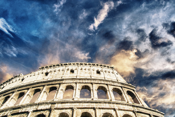 Красивое небо над Колизеем в Риме
 - Фото, изображение