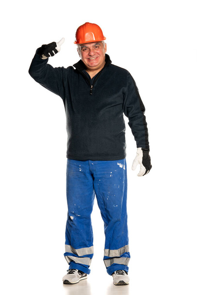 Mann mit Schutzausrüstung auf weißem Hintergrund zeigt Daumen nach oben - Foto, Bild