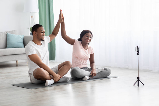 Joyful casal negro exercitando juntos, tendo aula on-line - Foto, Imagem