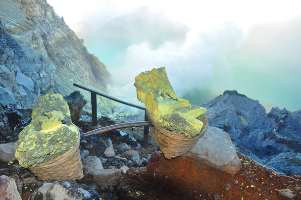 Vulkan und Kratersee von Ijen in OstjavaIndonesien - Foto, Bild
