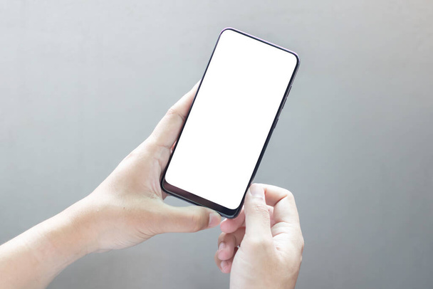 Main tenant et utilisant smartphone avec blanc vierge à l'écran. - Photo, image