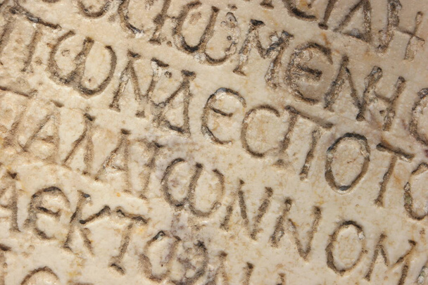 Крупный план древнего текста, высеченного на мраморе. - Фото, изображение