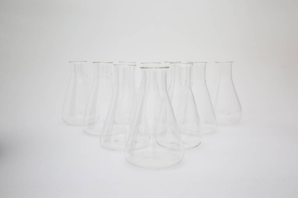 Grupo de frascos de laboratório científico isolados sobre fundo branco - Foto, Imagem