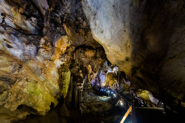 ベトナムの観光フォン・ニャーに近い美しいパラダイス洞窟。東南アジアで撮影された地下岩の形成写真. - 写真・画像