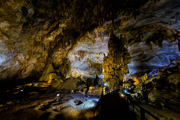 ベトナムの観光フォン・ニャーに近い美しいパラダイス洞窟。東南アジアで撮影された地下岩の形成写真. - 写真・画像