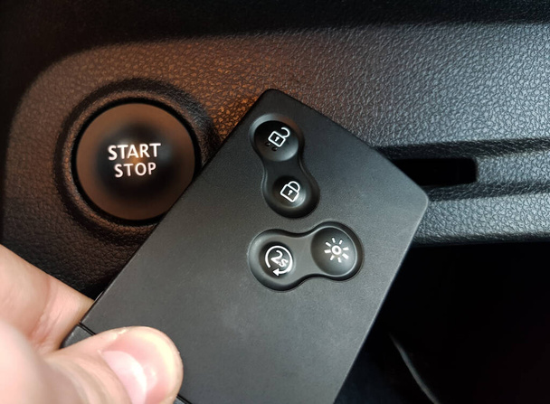 Przycisk Start-Stop i karta klucza samochodu z funkcją głośnomówiącą - Zdjęcie, obraz