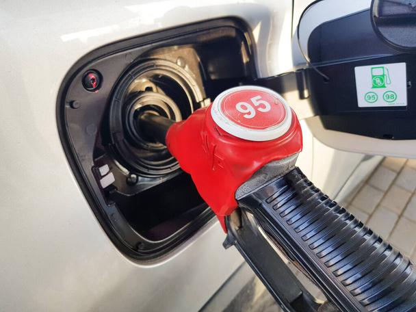 Заповнення автомобіля бензином. Вставте червону гармату в бак автомобіля для заправки. Процес заправки автомобіля паливом
 - Фото, зображення
