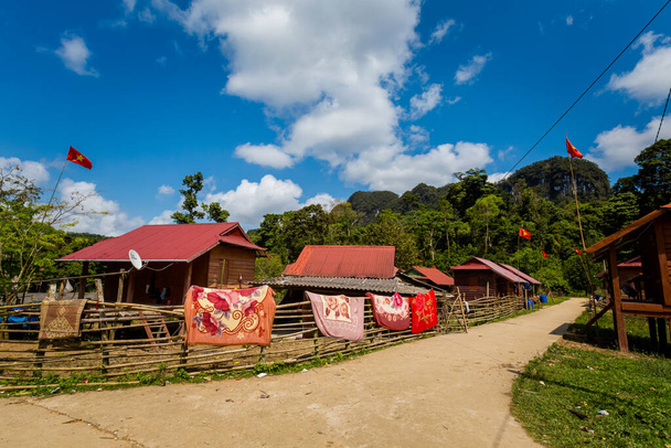 Bela paisagem ensolarada em Arem Tribe Minority Village, Parque Nacional de Phong Nha Ke Bang, Vietnã. Paisagem rural foto tirada no sudeste da Ásia. - Foto, Imagem