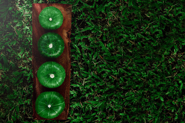 calabaza verde sobre madera y cesped. Verduras organicas veganas. Salud y Festar - Фото, изображение