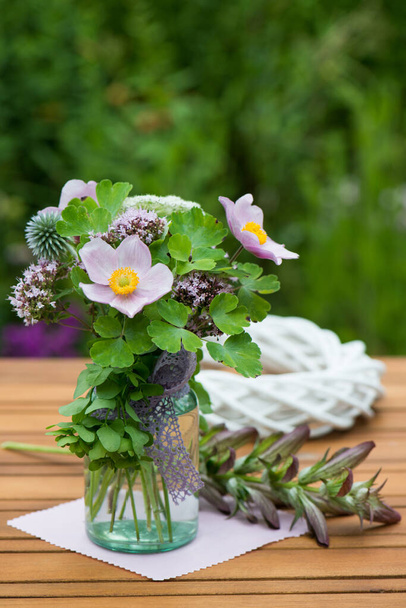 bloemenboeket op een tuintafel - Foto, afbeelding