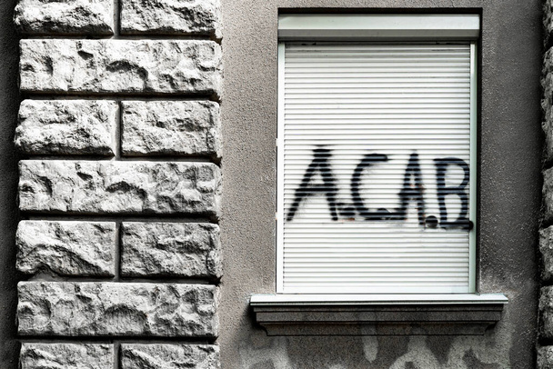Γκράφιτι ACAB σε κλειστό παράθυρο του σπιτιού. διαδηλώσεις κατά της αστυνομικής βίας - Φωτογραφία, εικόνα