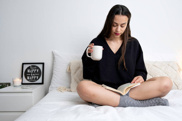 femme lisant un livre et buvant un café - Photo, image