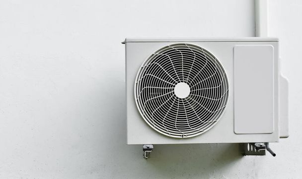 Uitlaatventilator van airconditioners die op de huismuur in Aziatische landen zijn geïnstalleerd. Zachte en selectieve focus. - Foto, afbeelding