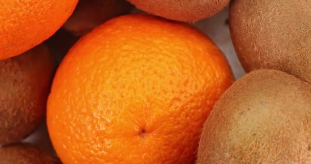 Frische Kiwi- und Orangenscheiben rotieren. Superzeitlupe. - Filmmaterial, Video
