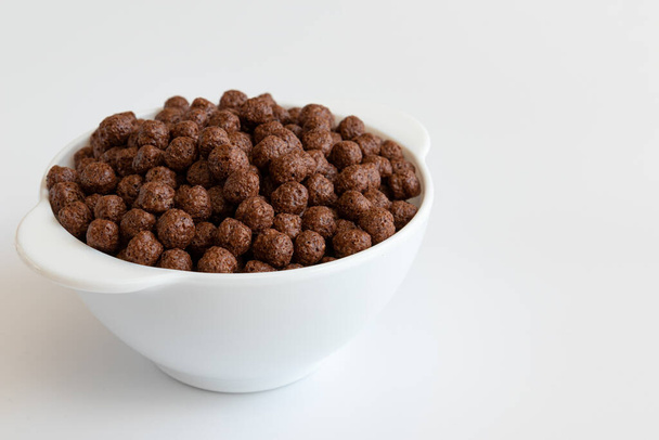 cereal de chocolate en cuenco aislado sobre fondo blanco, bolas de chocolate, desayuno saludable - Foto, imagen