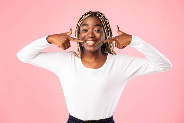 Αφρο-Αμερικανίδα που δείχνει το στόμα και τα δόντια - Φωτογραφία, εικόνα