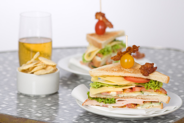 Clubsandwich mit Tomaten, Putenbrust und Salat - Foto, afbeelding