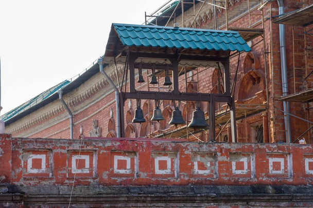 Petit clocher à la transition entre la galerie voûtée et les cellules fraternelles. Monastère Vysoko-Petrovsky - Photo, image
