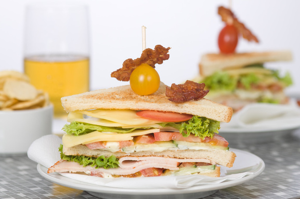 Clubsandwich mit Tomaten, Putenbrust und Salat - Foto, Imagen