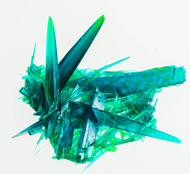 большие зеленые кристаллы хлорида меди. зеленые хрустальные иглы. Коллекционный минерал. на белом фоне - Фото, изображение