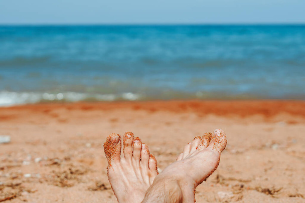 Sahilde bronzlaşmak. Kadının Çıplak Ayakları Deniz Arkaplanı - Fotoğraf, Görsel