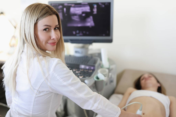 Doktor dělá ultrazvukové vyšetření na pacientku na klinice - Fotografie, Obrázek