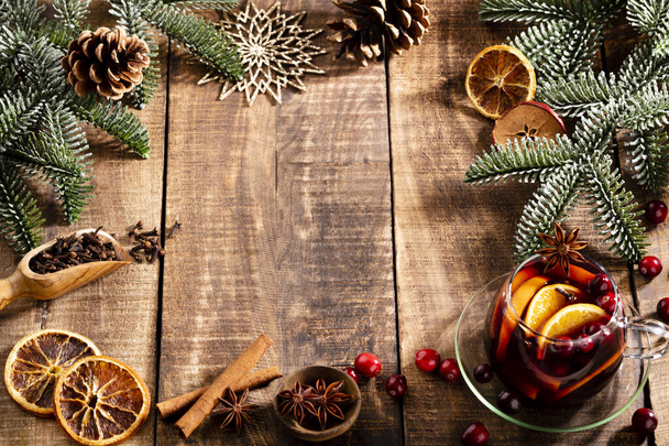 Christmas mulled wine with spices on a wooden rustic table. - Foto, afbeelding