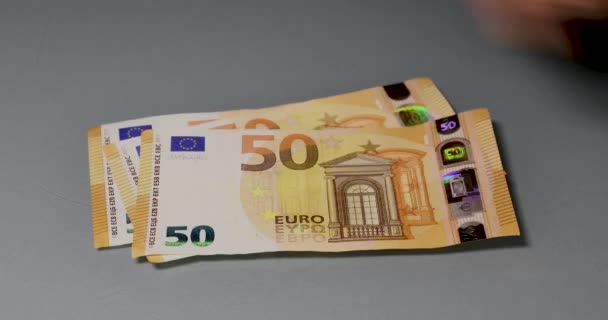 Handmatig tellen van eurobankbiljetten. Contant, 50 euro biljetten en 20 euro biljetten. - Video