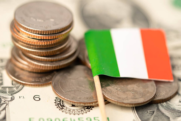 Пачка монет с флагом Италии на банкнотах итальянского доллара. - Фото, изображение