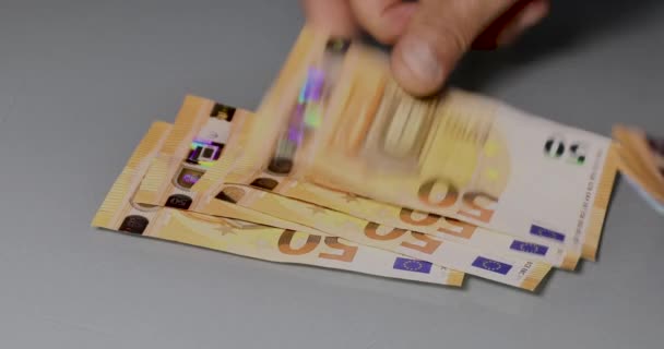 Recuento manual de billetes en euros. Efectivo, 50 euros y 20 euros. - Metraje, vídeo