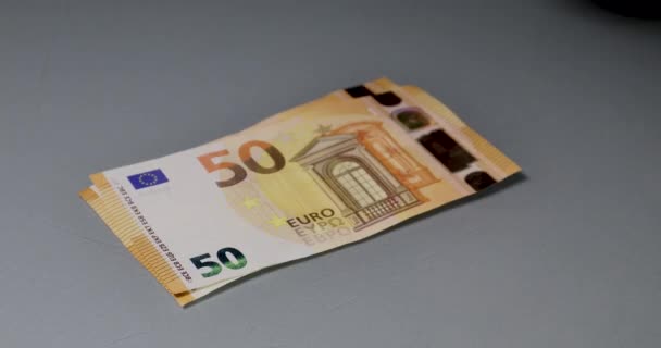 Eurosetelien manuaalinen laskenta. Käteinen, 50 euroseteliä ja 20 euroseteliä. - Materiaali, video