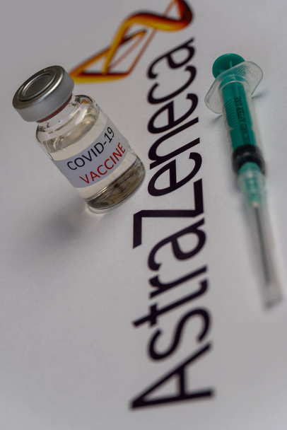 AstraZeneca COVID-19 vaccin avec seringue, le concept de médecine, de soins de santé et de science - Photo, image