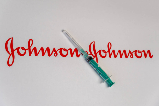 Logo Johnson y Johnson con jeringa, el concepto de medicina, salud y ciencia - Foto, Imagen