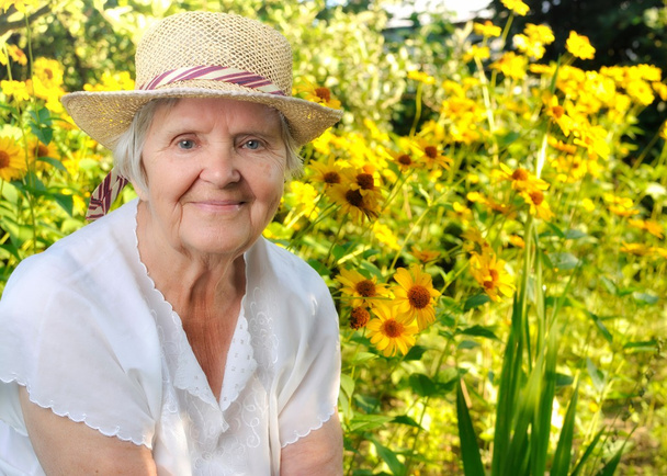 Senior woman in garden - Foto, Bild