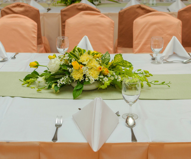 Tisch für eine Event-Party oder ein Dinner gedeckt - Foto, Bild