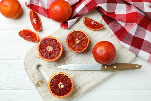 Концепція цитрусових з червоними апельсинами на білому дерев'яному столі
 - Фото, зображення