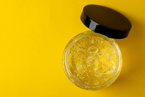 Βάζο gel styling σε κίτρινο φόντο - Φωτογραφία, εικόνα