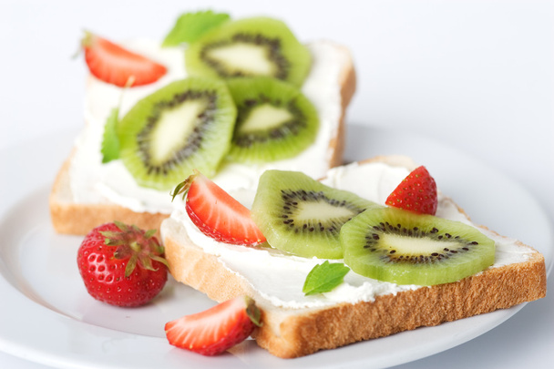 Toast mit Kiwi und Erdbeeren - Foto, Bild