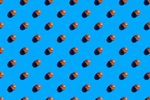 Hazelnuts background. A trendy sunlight pattern made of hazelnuts against a bright blue background. Colorful pattern. Top view - Fotoğraf, Görsel