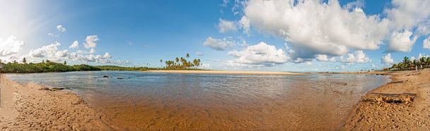 Vista panoramica sull'estuario del fiume Pojuca nella provincia brasiliana di Bahia durante il giorno in estate - Foto, immagini