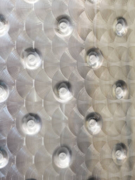 Industrielle Edelstahl-Noppenoberfläche mit verwirrtem Oberflächenglanz - Foto, Bild