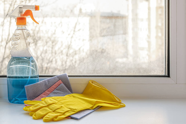 schoonmaken vodden, wassen vloeistof en rubber handschoenen close-up  - Foto, afbeelding