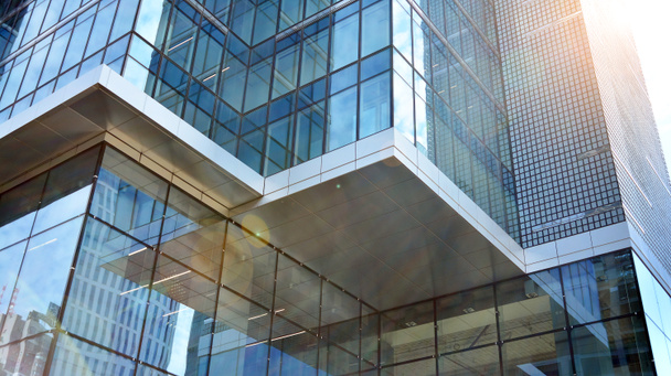 Façade revêtue de verre d'un bâtiment moderne recouvert de verre réfléchissant. - Photo, image
