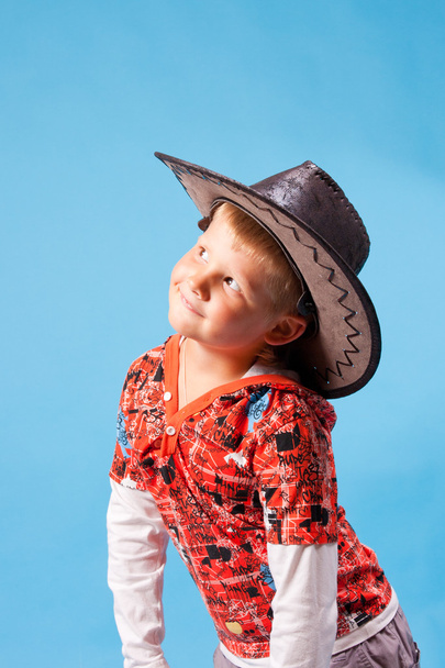 Little boy on a blue background - Valokuva, kuva